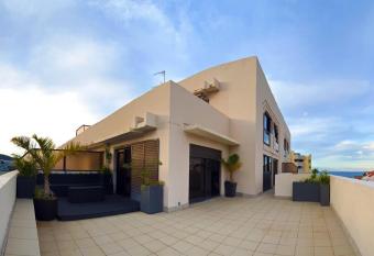 L Appartement en Haut allows 18 year olds to book a room