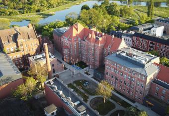 ARCHE Dw  r Uphagena Gda  sk allows 18 year olds to book a room