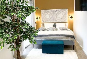 NG Suitehome Baln  o Gambetta 1 allows 18 year olds to book a room