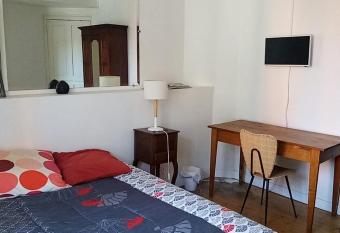 L  Auberge De Quimper - Chambres chez l habitant - le calme de la campagne    pieds du centre ville allows 18 year olds to book a room