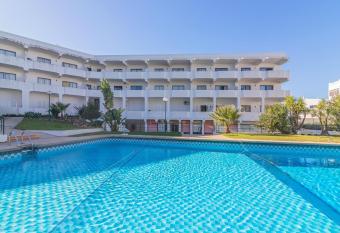Vilamoura Cosy 2 with Pool by Homing allows 18 year olds to book a room