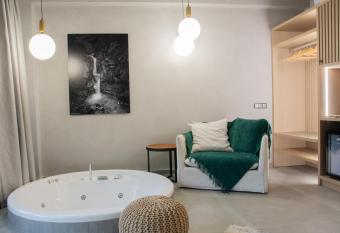 Evora Luxury Suites has rooms with a private hot tub