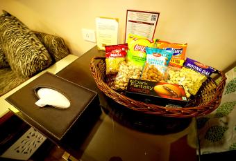 The Red Velvet Hotel Samarpan Patna has rooms with a private hot tub