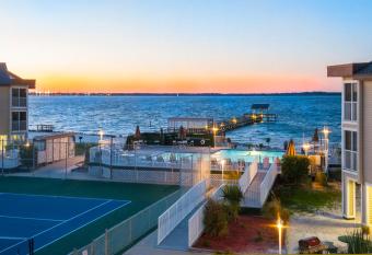 Soundside Holiday Beach Resort has Balcony rooms