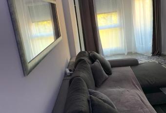 Appartement spacieux    10 minutes du centre-ville has Balcony rooms