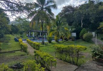 Hotel Campestre el Salitre allows 18 year olds to book a room