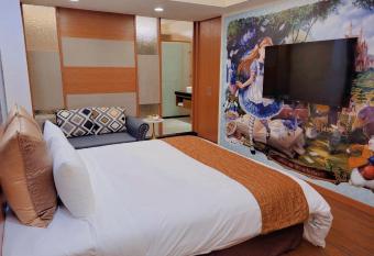 Golden Sands Motel has rooms with a private hot tub