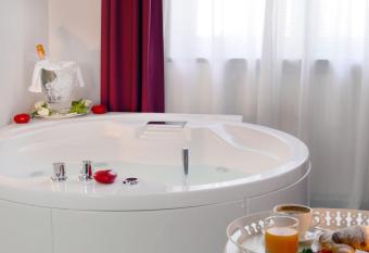 Hotel Cala Moresca has rooms with a private hot tub