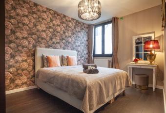 Luxury Suites Royal allows 18 year olds to book a room