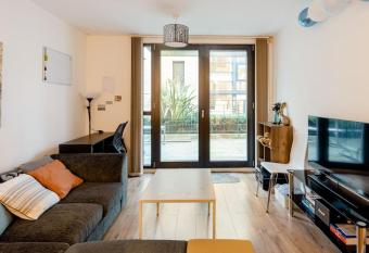 Spacious 1 bed Apartment with workspace, unlimited coffee & FREE Parking has Balcony rooms