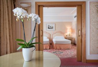 Royal Hotel Carlton has rooms with a private hot tub