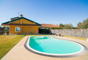 VILLA PARADISO ACIREALE  has rooms with a private hot tub