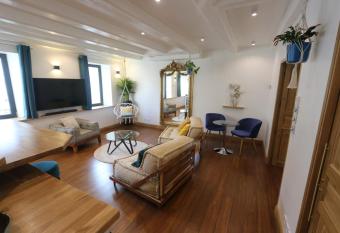 Le cocon aux portes de la place Stanislas allows 18 year olds to book a room