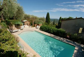 Villa Daphn   allows 18 year olds to book a room