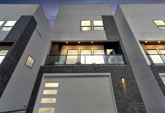 The Suite Spot! Downtown Skyline Views! Sleeps 12 has rooms with a private hot tub