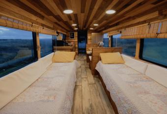 Bus Casa en observatorio de aves has Balcony rooms