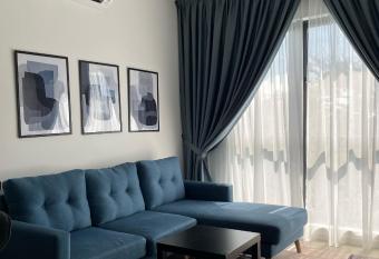 STAYJE PUTRAJAYA, 5 minutes to IOI CITY MALL, WIFI , NETFLIX, FREE PARKING allows 18 year olds to book a room