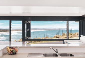 95 Ocean Drive has Balcony rooms