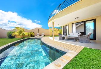 Sea & Mountain View Villa with Private Pool allows 18 year olds to book a room