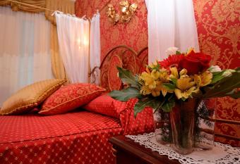 Residenza Bistrot De Venise has rooms with a private hot tub