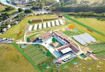 Little Farm Houses has rooms with a private hot tub