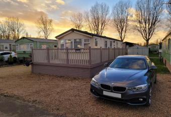 Lovely Static Caravan at Billing Aquadrome has Balcony rooms