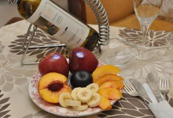                               4                                                            has rooms with a private hot tub