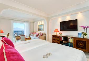 Grand Hotel Royal has rooms with a private hot tub