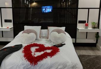 Casa de los sue  os allows 18 year olds to book a room