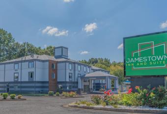 Jamestown inn & Suites has rooms with a private hot tub