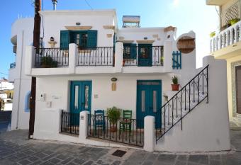 Shirleys Cottage has Balcony rooms