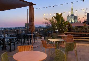 iH Hotels Milano Ambasciatori has rooms with a private hot tub