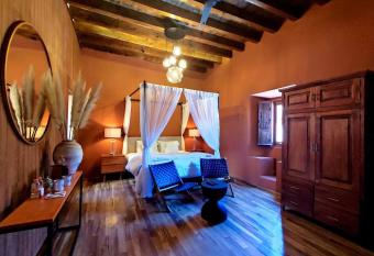 Bito s Hotel Boutique has rooms with a private hot tub