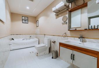 Lambert Hotel has rooms with a private hot tub