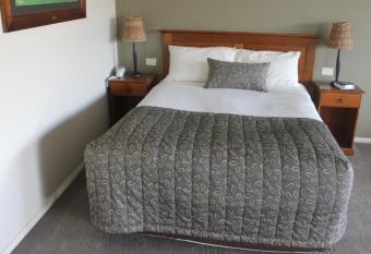 The Saltbush Motor Inn has rooms with a private hot tub