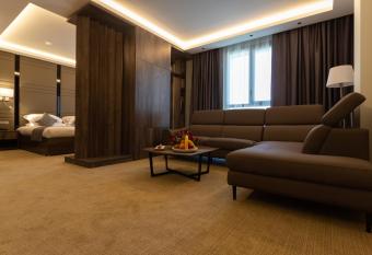 HOTEL BAY DIAB has rooms with a private hot tub