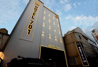 HOTEL701 has rooms with a private hot tub