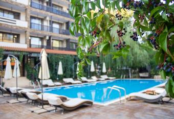 The Green Paradise Apartments allows 18 year olds to book a room