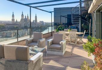   tico mejores vistas al Pilar jacuzzi y garaje has rooms with a private hot tub