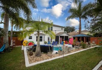 Gorgeous Urban Oasis withHot Tub, HEATED POOL and Private Movie Theater home has rooms with a private hot tub