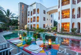 Amani Luxury Apartments has Balcony rooms