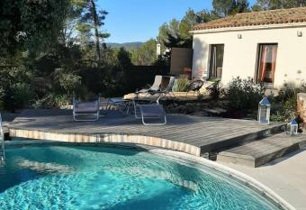 LE LAVANDIN allows 18 year olds to book a room