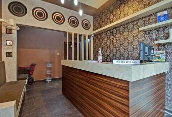 Hotel Parkwood inn allows 18 year olds to book a room