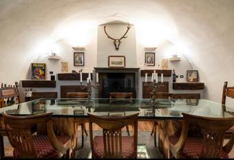 VILLA DEL LUPO: Crown of The Valtellina has rooms with a private hot tub