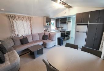 O charmant mobil-home allows 18 year olds to book a room