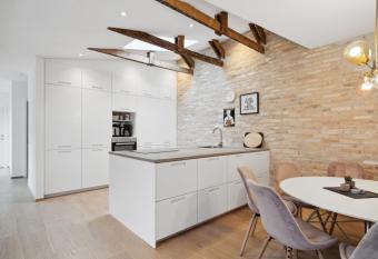 Central 3-bedroom apartment with a big terrace and fitness room has Balcony rooms