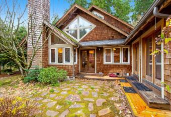 Bainbridge Island Retreat has Balcony rooms