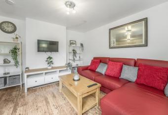 Spacious 3 Bedroom Modern House - Heart of Edinburgh - Private Main Door Entrance & Private Garden with Stunning Views of Arthur Seat has Balcony rooms