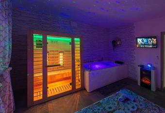 La Piccola Villetta con il grande Giardino has rooms with a private hot tub