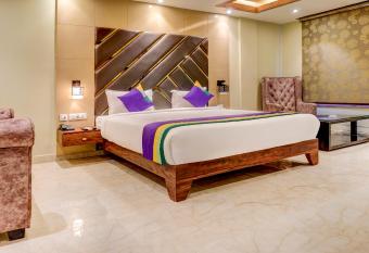 Golden Crown has Smoking rooms